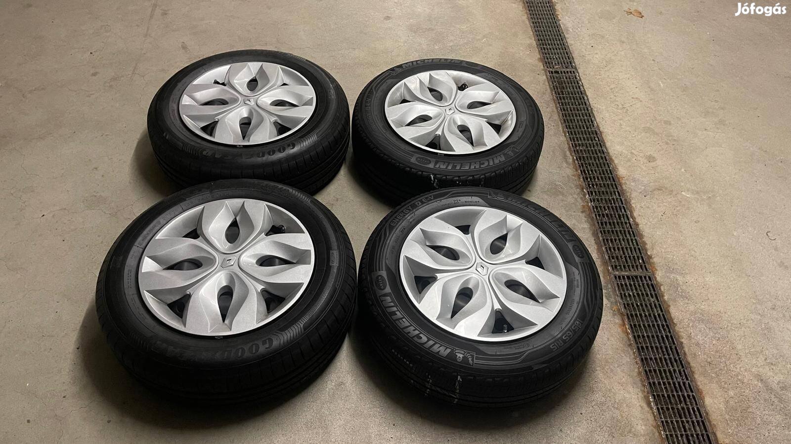 4x100 Renault 185/65 R15 Nyári gumik gyári dísztárcsákkal