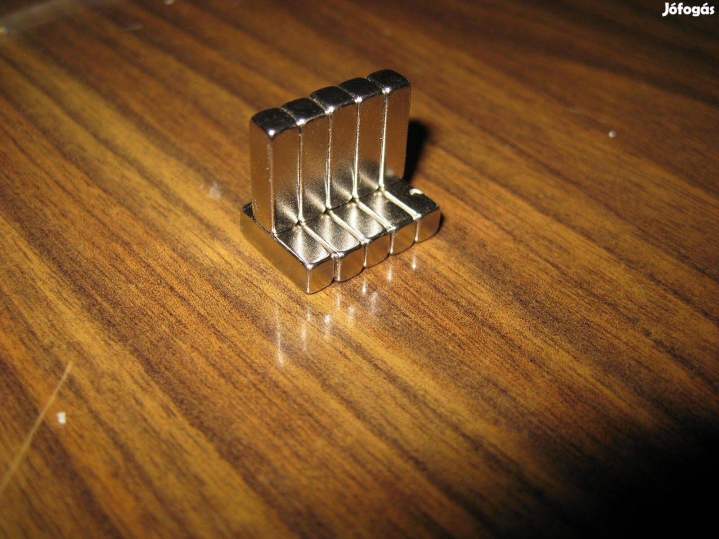 4x4x14 mm-es nagyon erős neodímium mágnes hasáb egyben