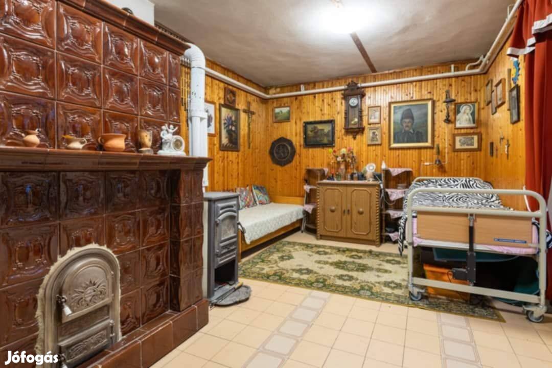 500 méterre a Balatontól családi ház eladó Balatonberényben!