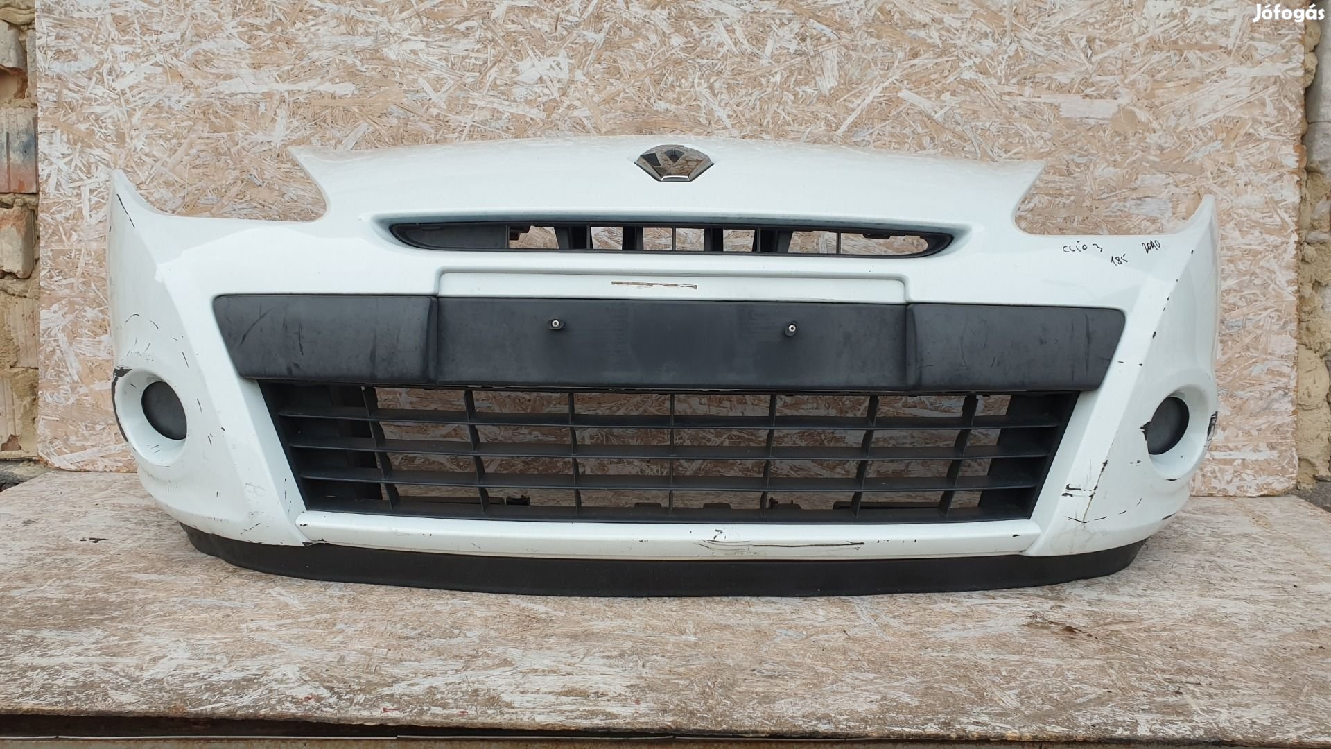 512596 Renault Clio 3, 2011, Első Lökhárító, 185 ös, 8200799930.