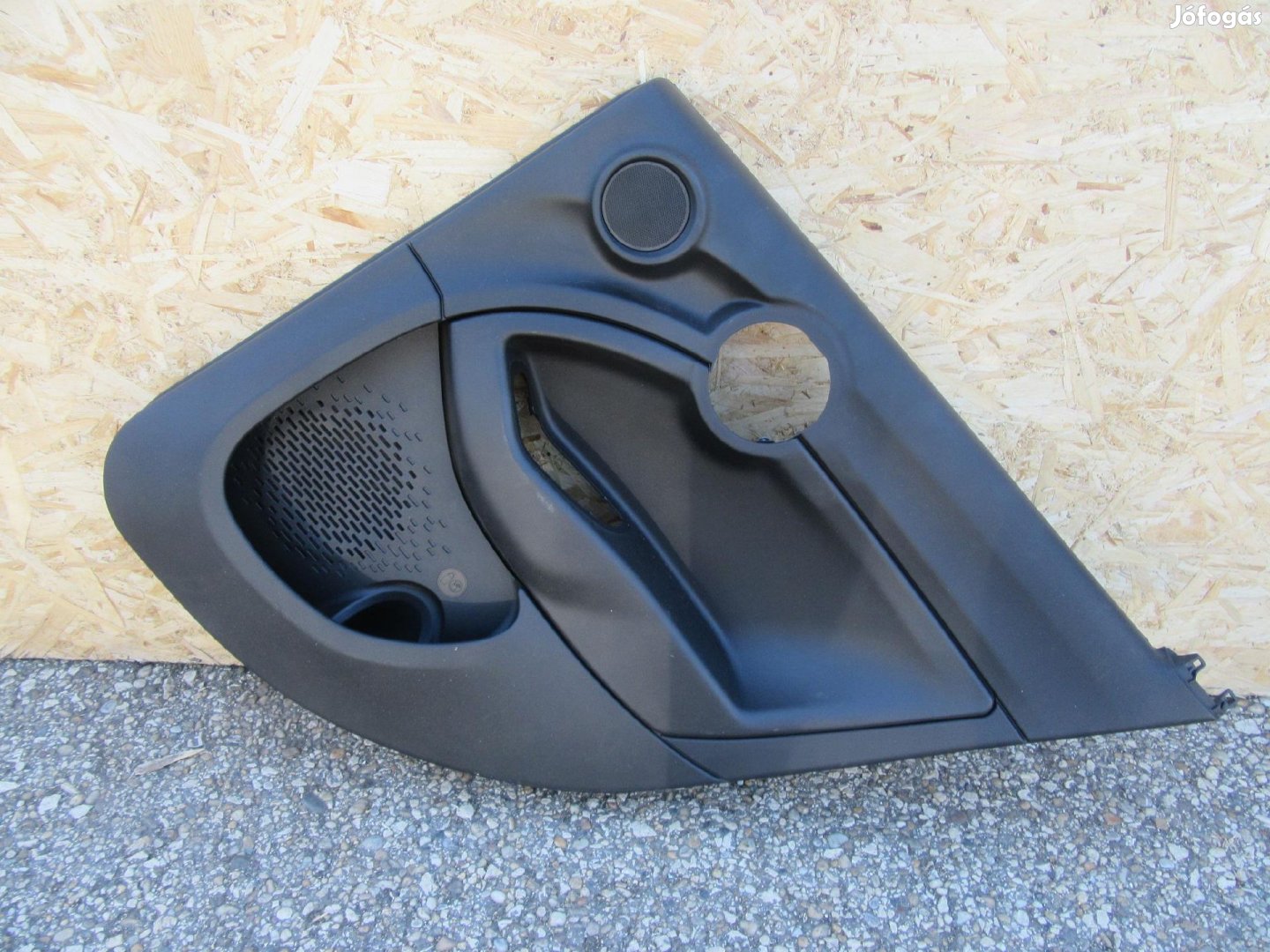 53851 Fiat 500X fekete színű, műanyag, jobb hátsó ajtókárpit