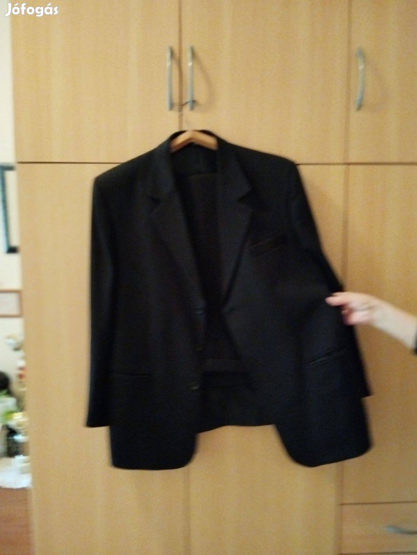 54-es méretű fekete öltöny