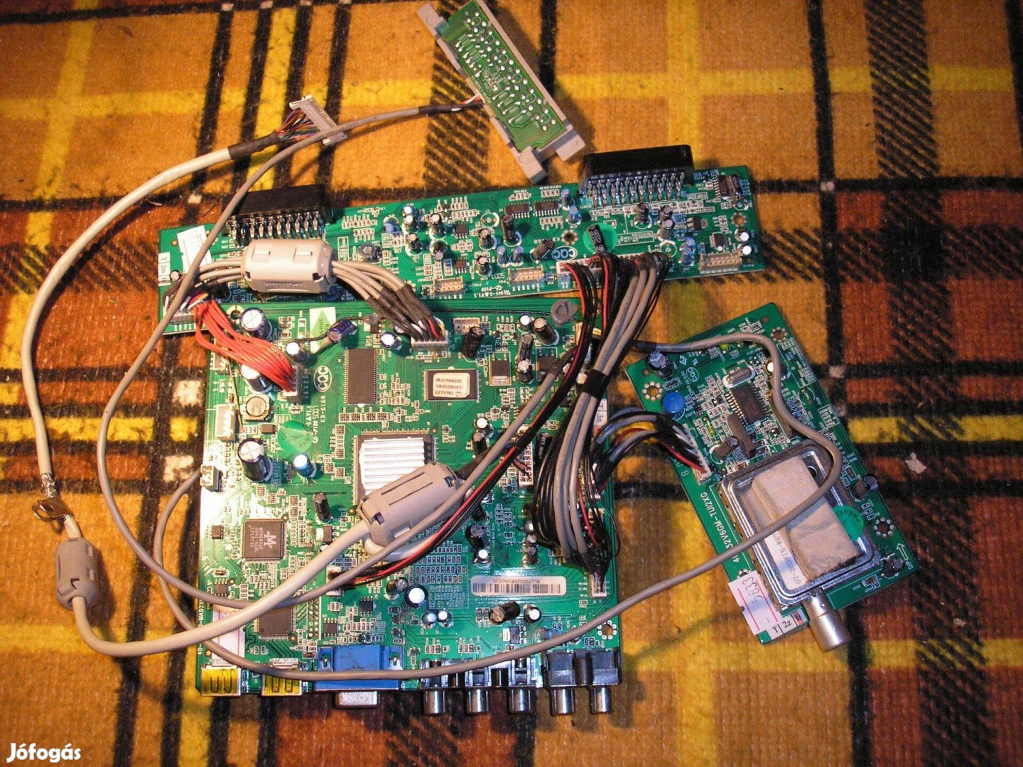 5833 Thomson 32M61NH20 mainboard szett 40-MT01TI-MAD2XG 40-32V6GM-TUI2