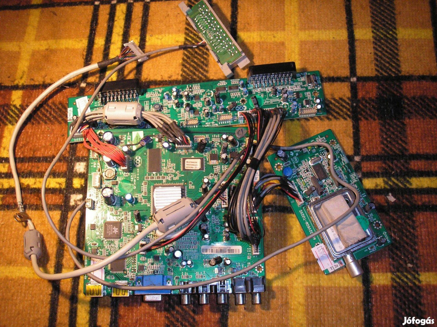 5833 Thomson 32M61NH20 mainboard szett 40-MT01TI-MAD2XG 40-32V6GM-TUI2