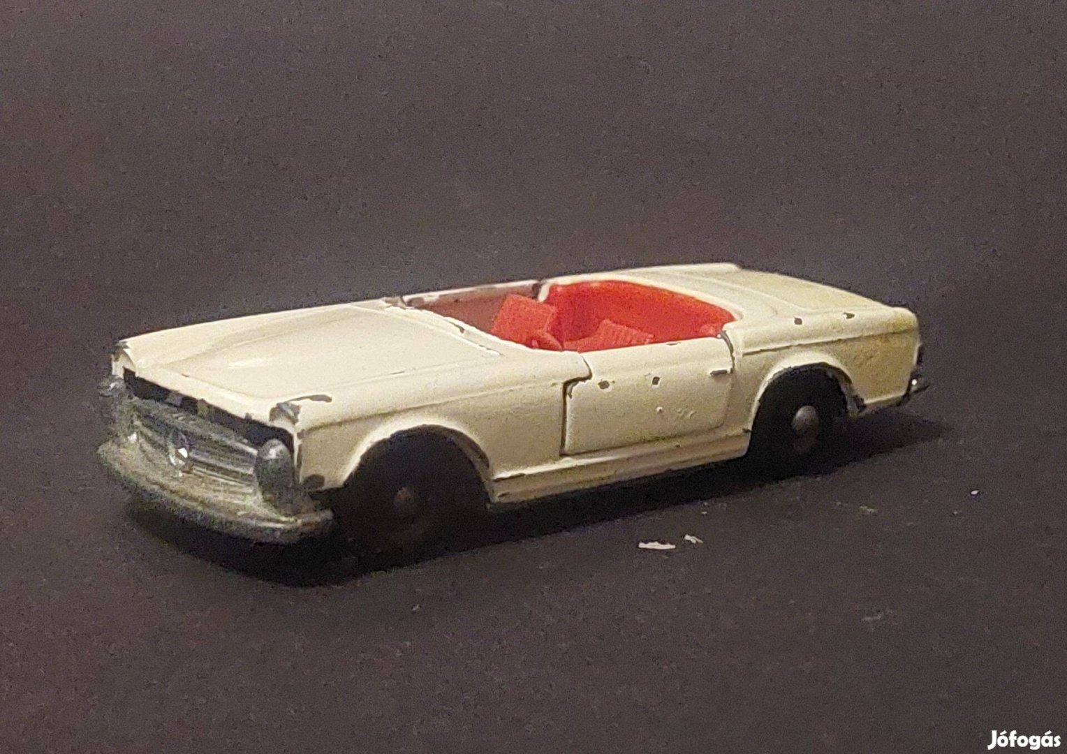 59 éves Matchbox Merdedes 230 SL 27-es számú autó kocsi