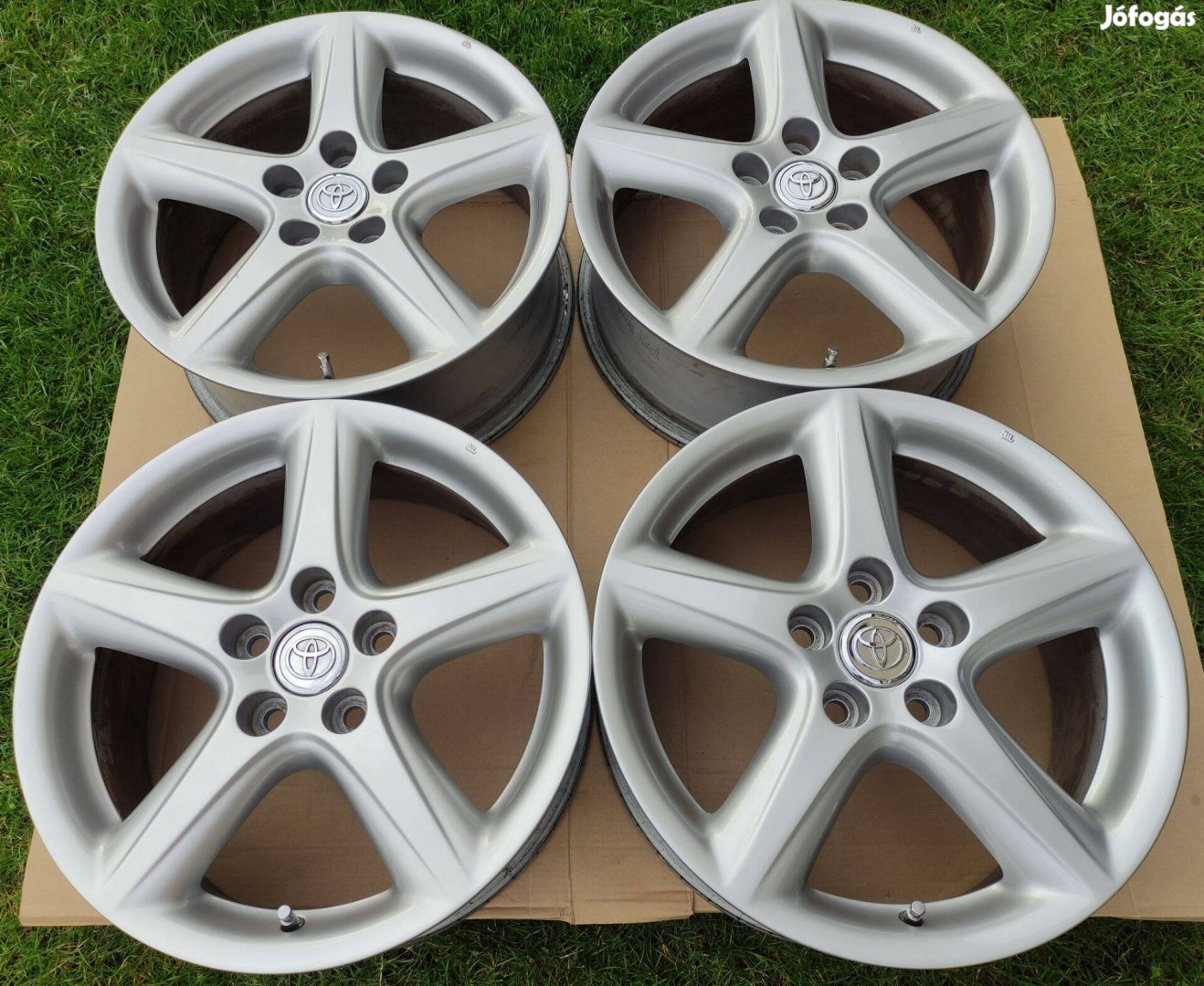 5X114,3 R17 gyári Toyota Auris Avensis Corolla Prius Suzuki felni anya