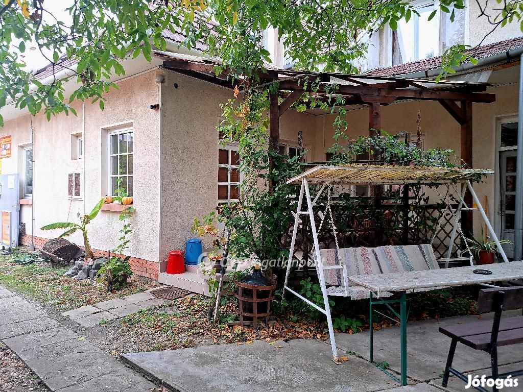 5 db apartmanból álló APARTMANHÁZ eladó, Gyula Románváros részén!