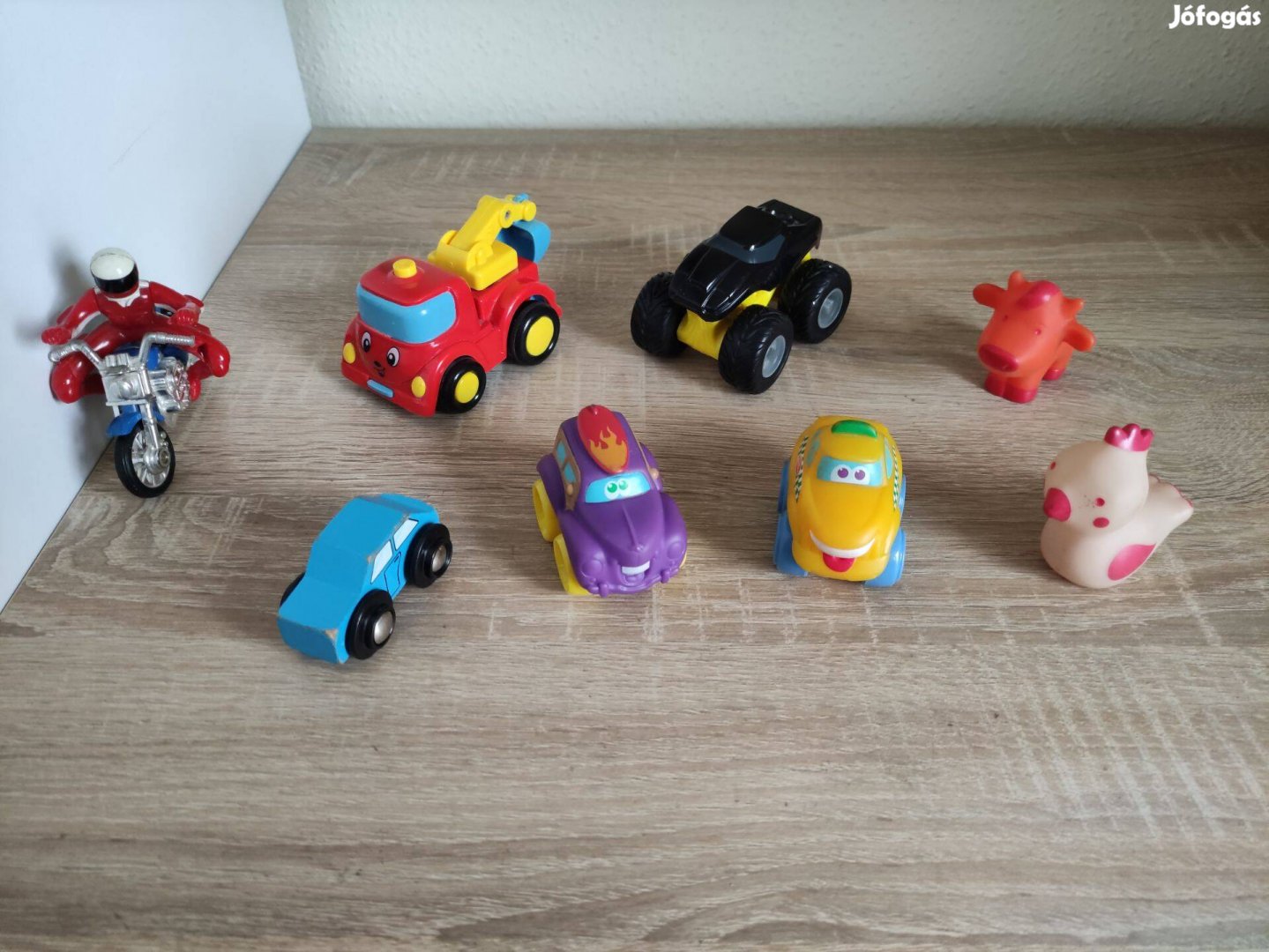 5 db autó 1 db motoros 2 db kisállat figura