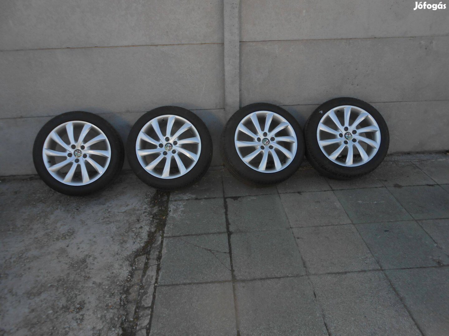 5x110 gyári Alfa Romeo 17" alufelni nyári gumival Opel