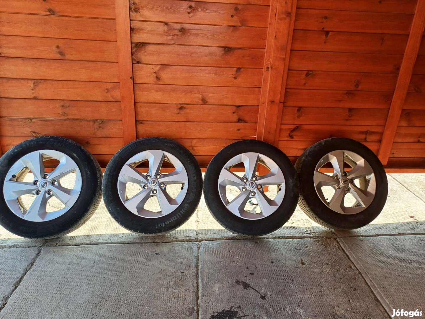 5x114,3 Nissan R17" alufelni continental nyári gumival 160000 Ft