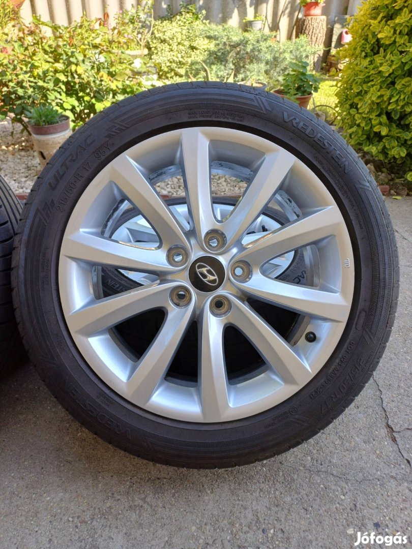 5x114,3 R17 Hyundai felni 215/50R17 nyári gumikkal. 