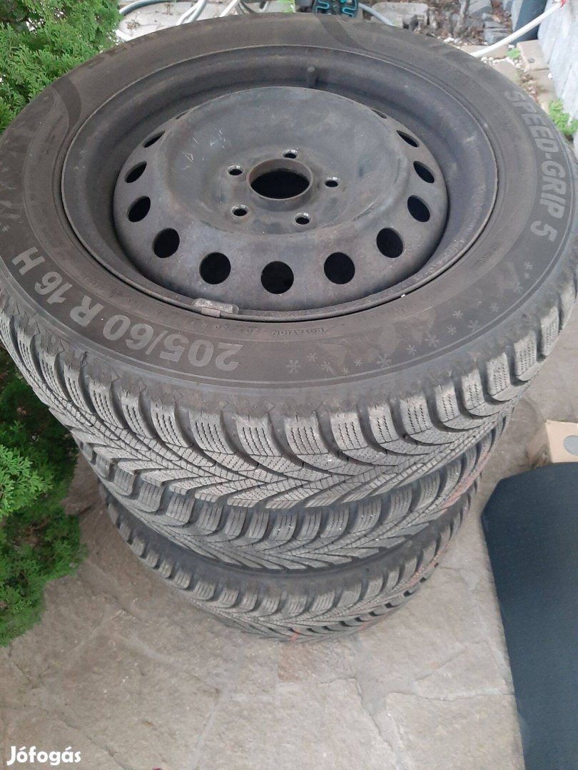 5x114.3 felni 205/60R16 Semperit gumival eladó