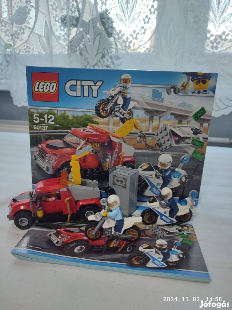 60137-LEGO City - Bajba került vontató