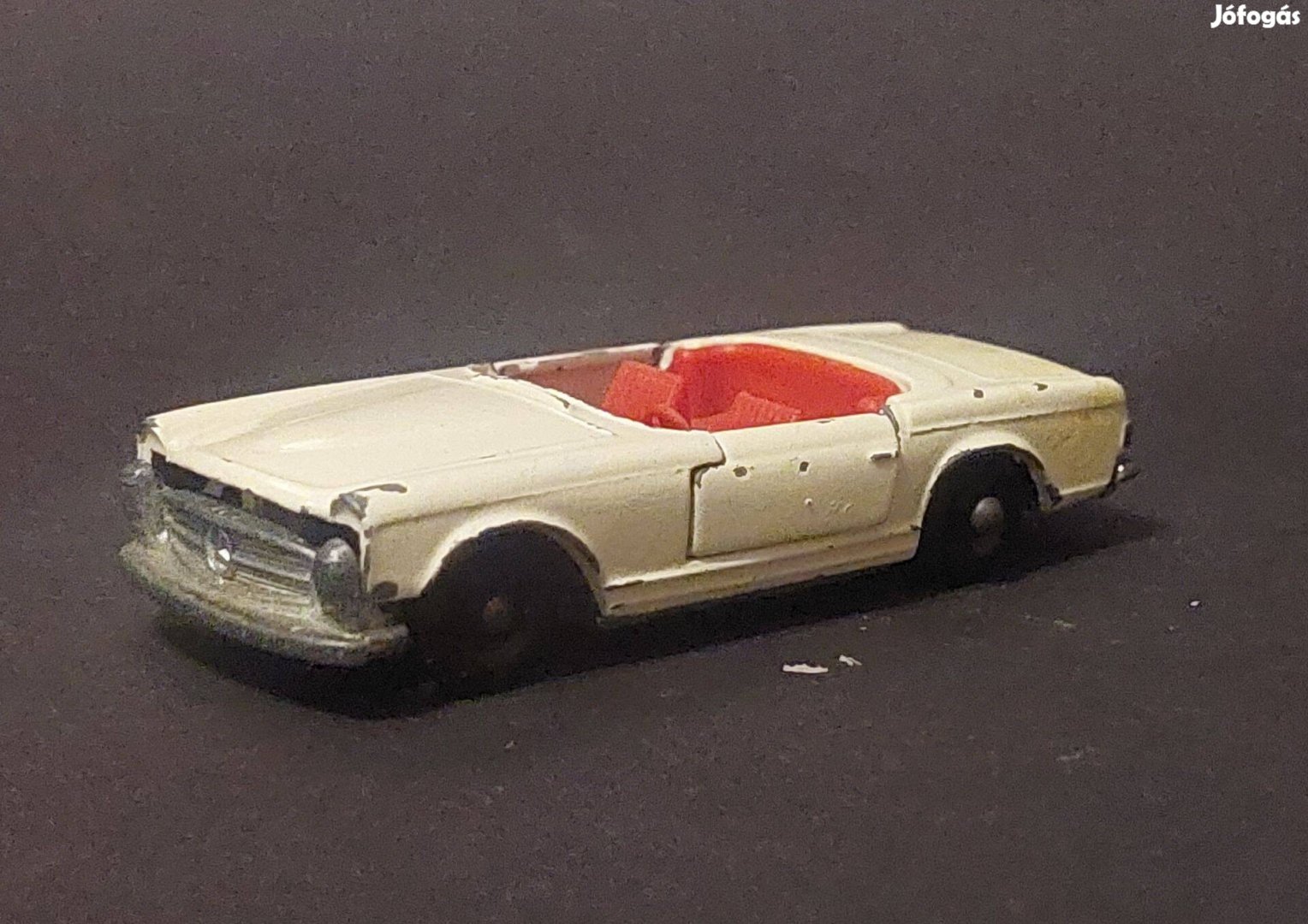60 éves Matchbox Mercedes 230 SL 27-es számú autó kocsi