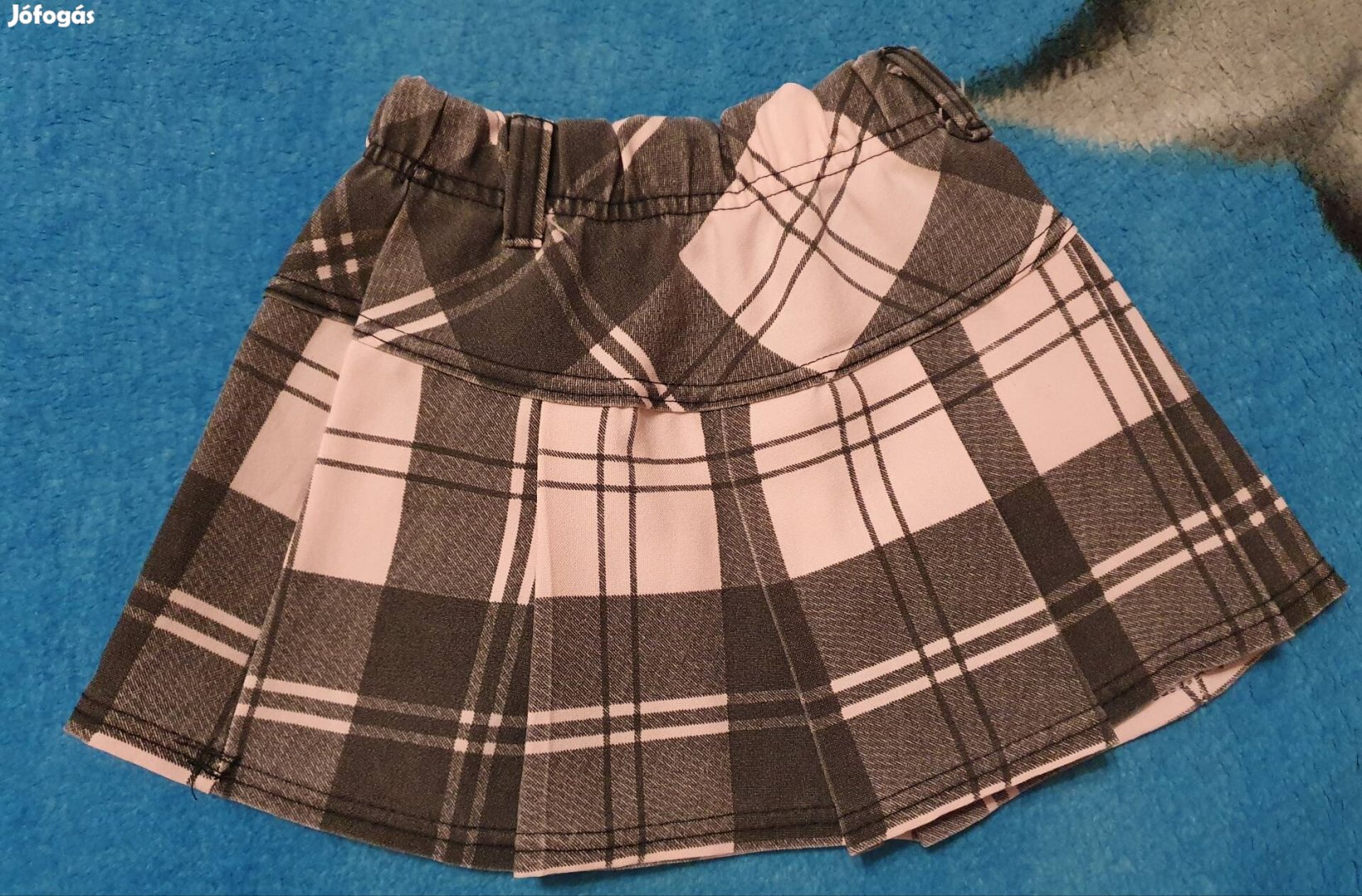 62-es kockás szoknya