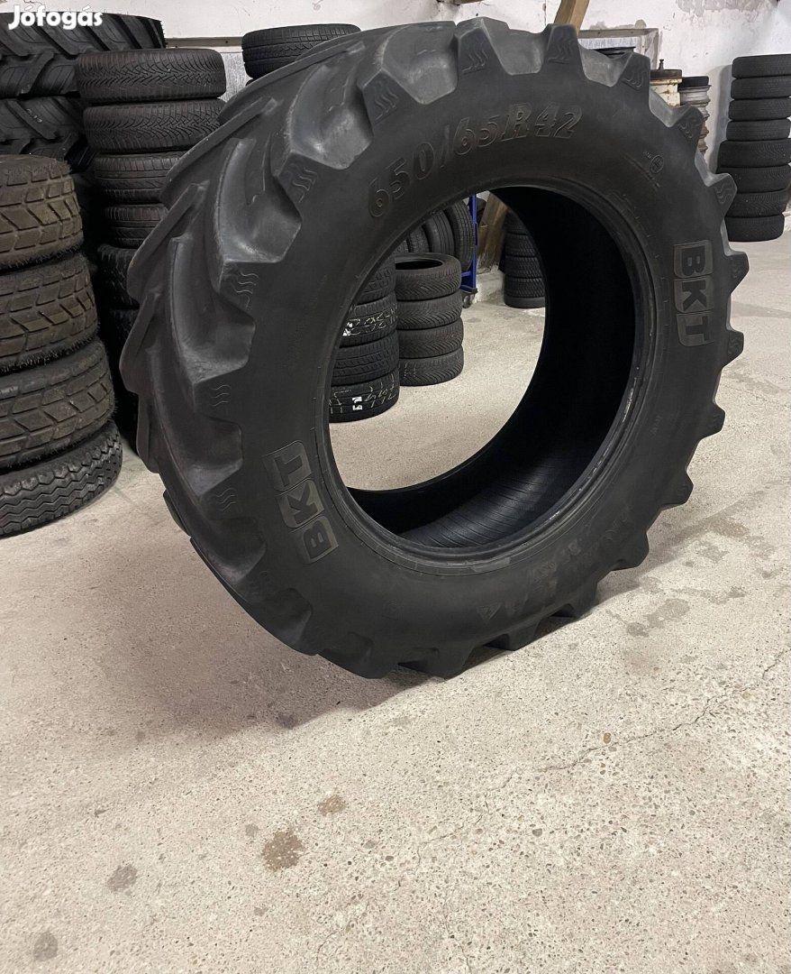 650/65R42 BKT Gumiköpeny eladó