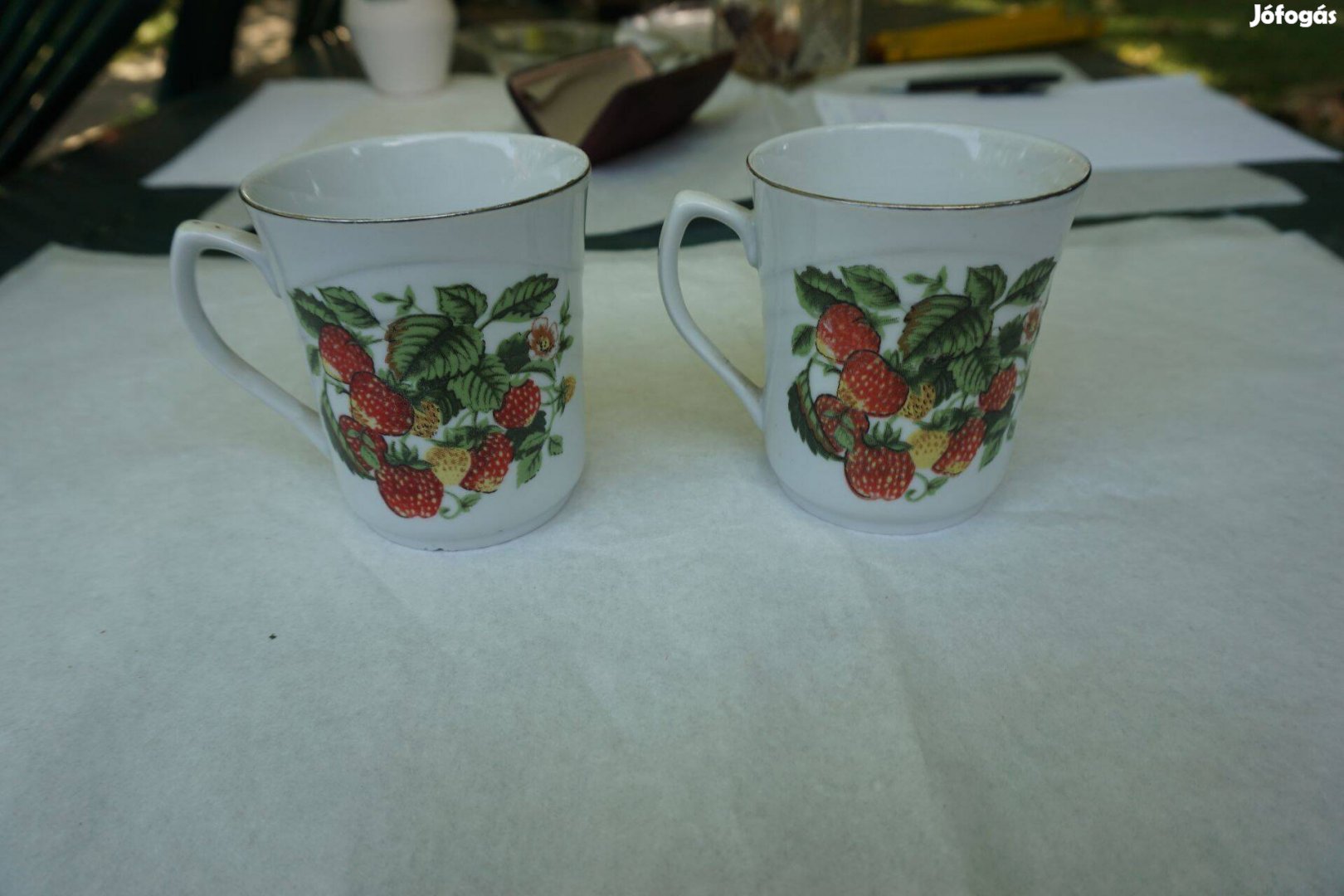 6 db. eper mintás porcelán bögre együtt eladó