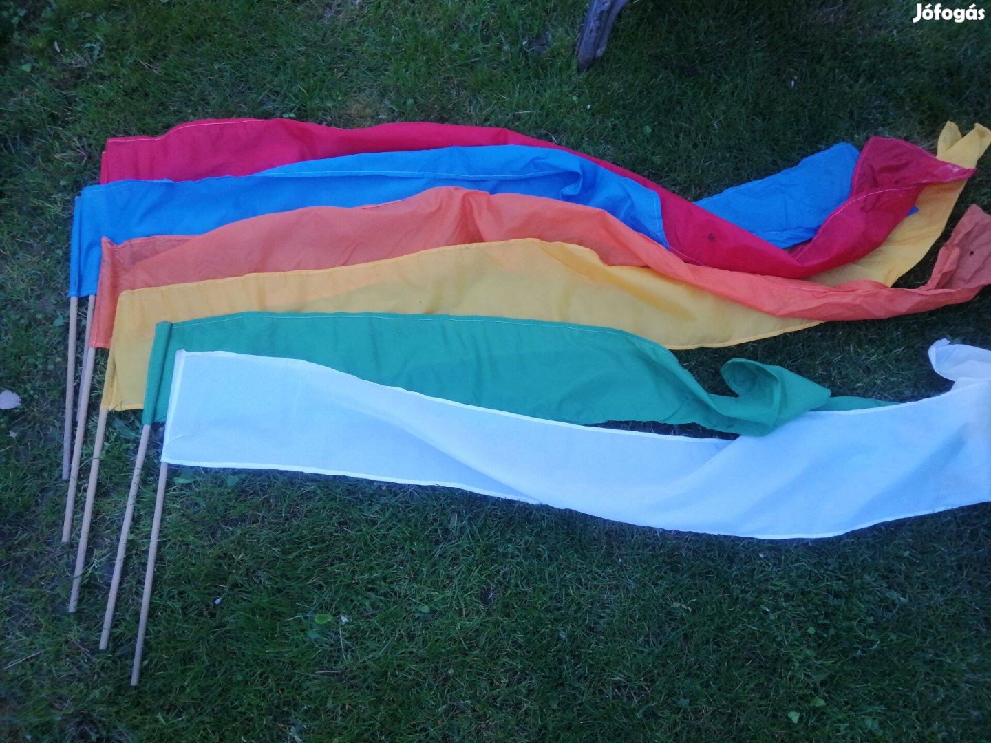 6 db. színes, hosszú ( kb. 2 méteres ), zászló