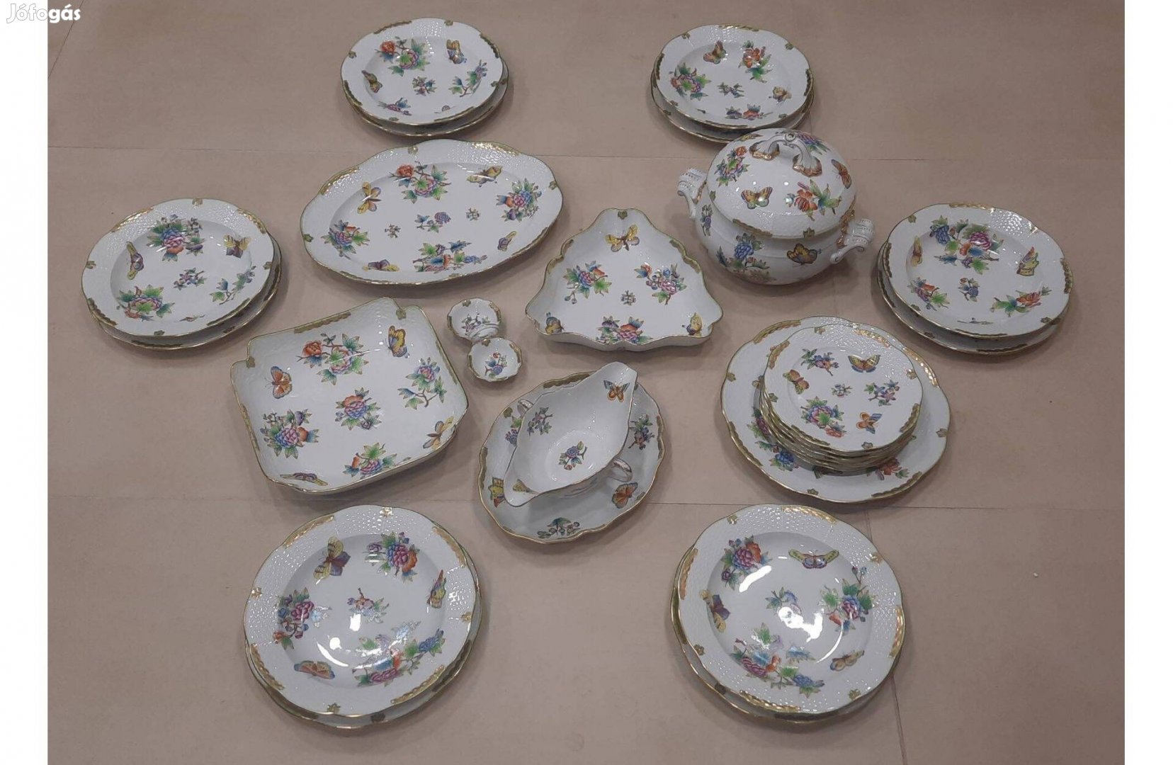 6 személyes Herendi Viktória mintás porcelán étkészlet eladó!