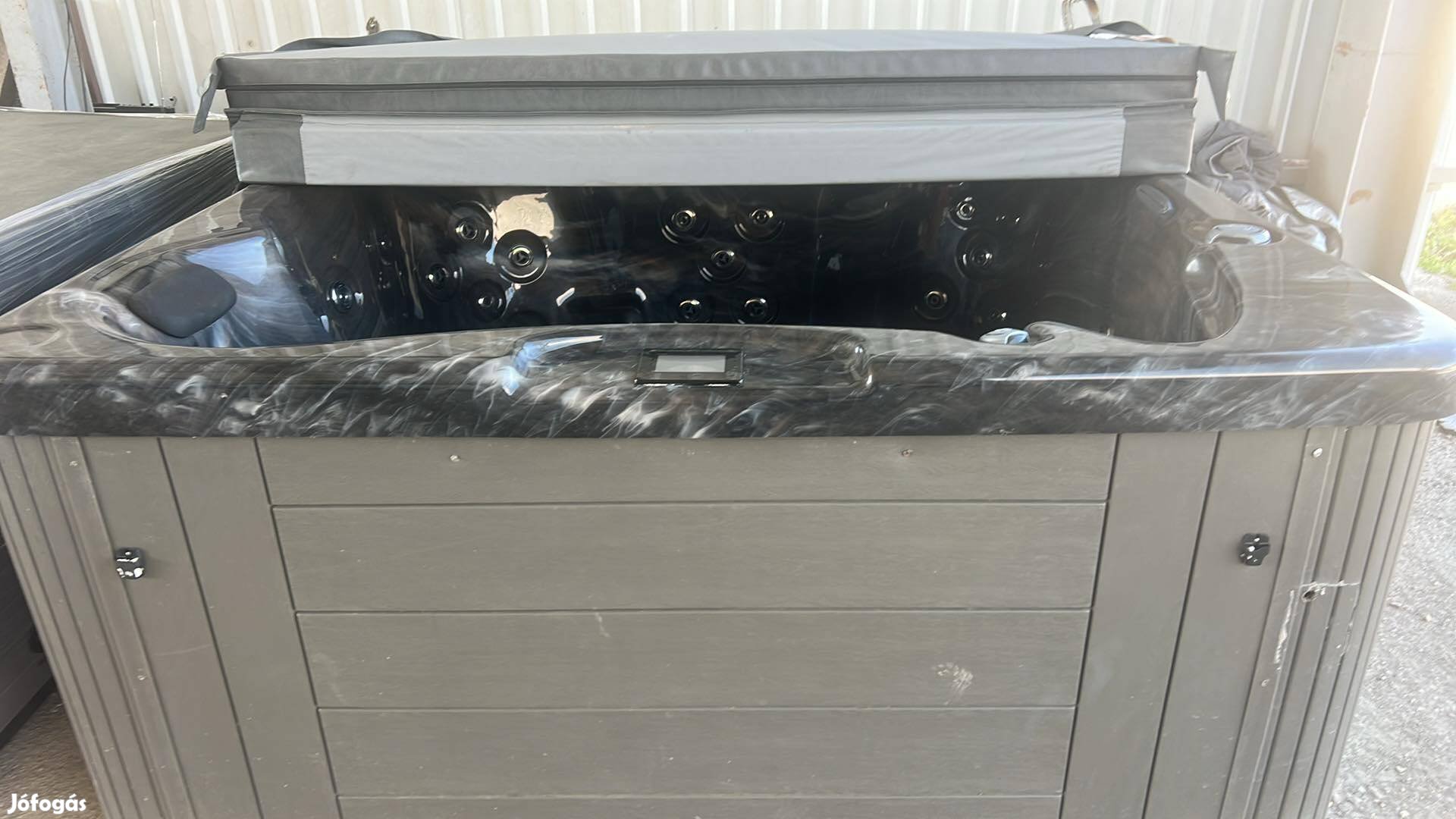 6 személyes jakuzzi 