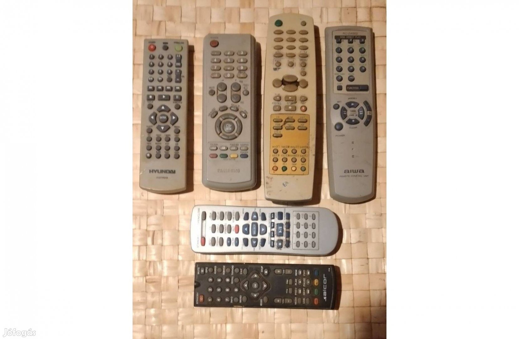 6db régi távirányító és egy doboznyi régi kábel olcsón
