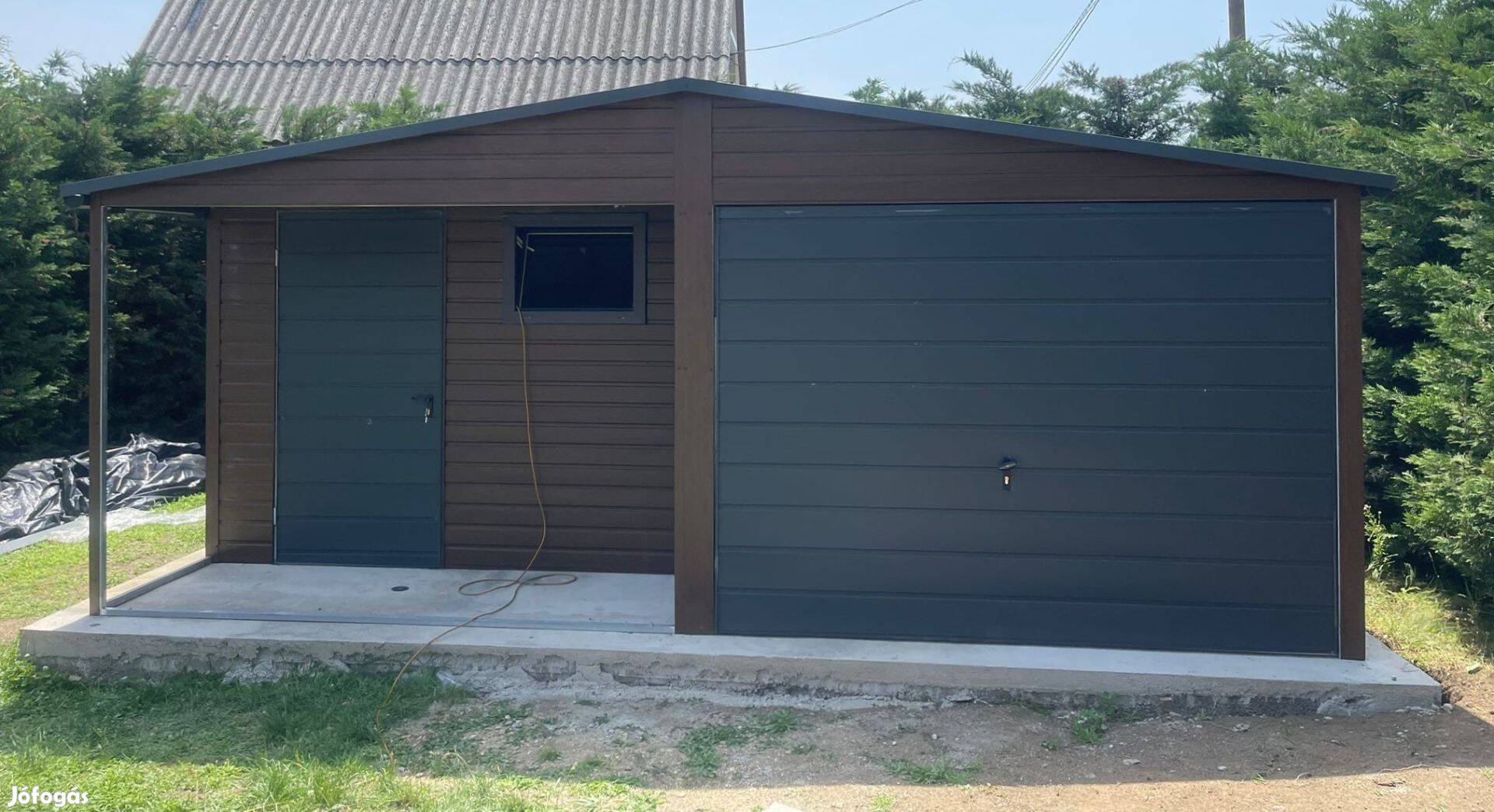 6m széles 5m hosszú modern lemezgarázs előtetővel