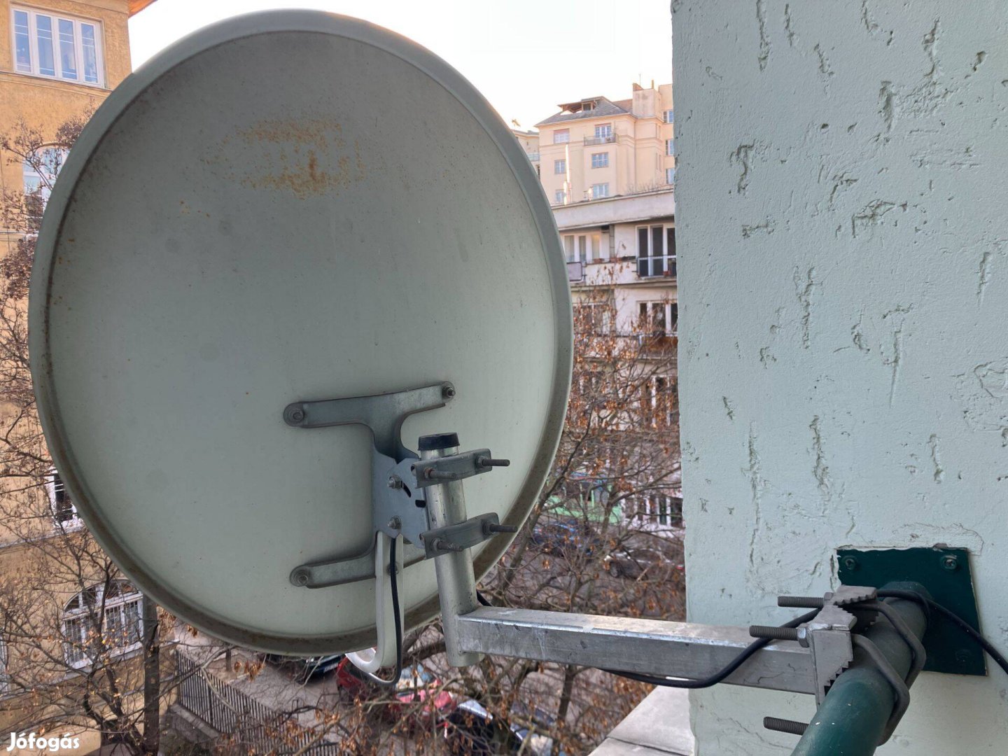 70 cm átmérőjü antenna tartóval, tartozékokkal