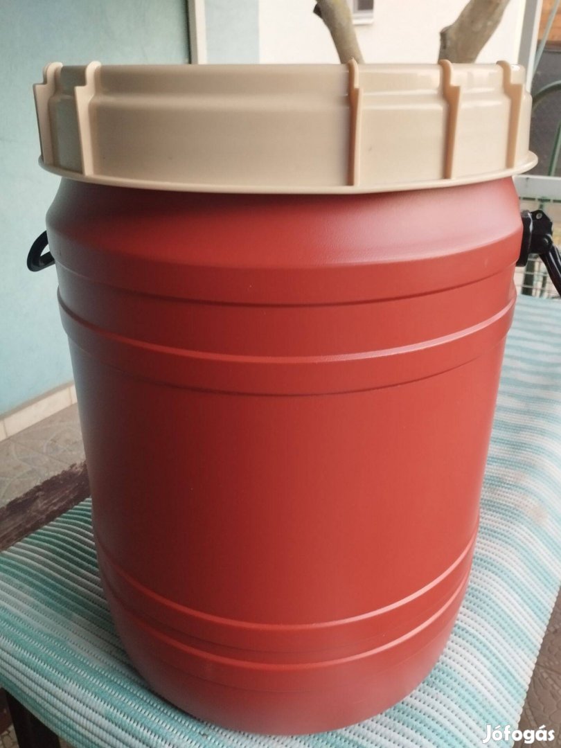 70 literes csavaros tetejű műanyaghordó, fogantyúval