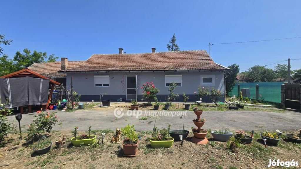 70 nm-es ház eladó Furta