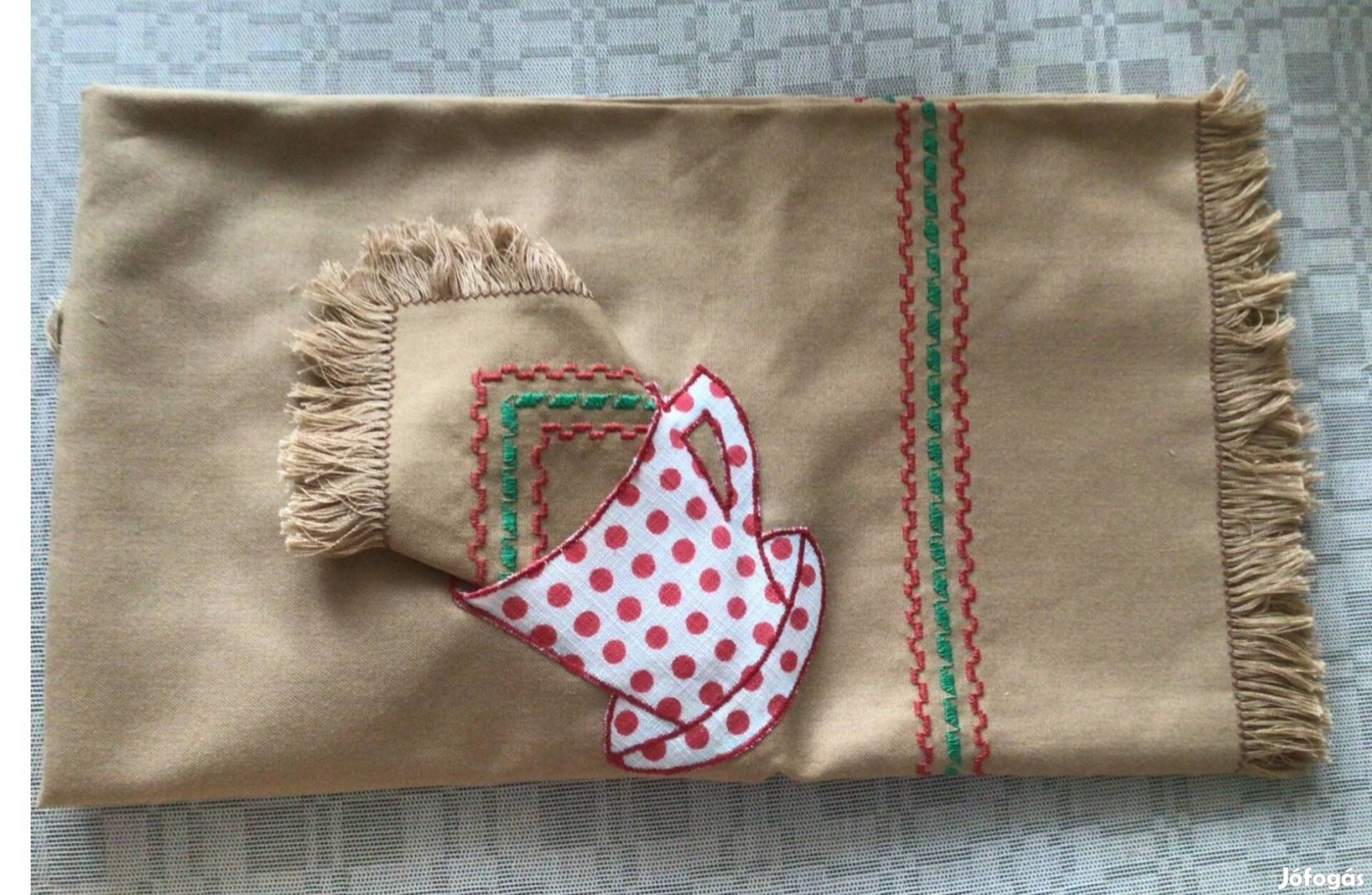 70x70 cm-es hímzett terítő 3 szalvétával eladó