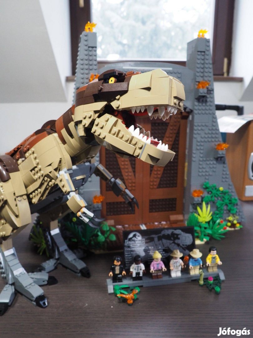 75936 LEGO Jurassic World - T-Rex tombolás