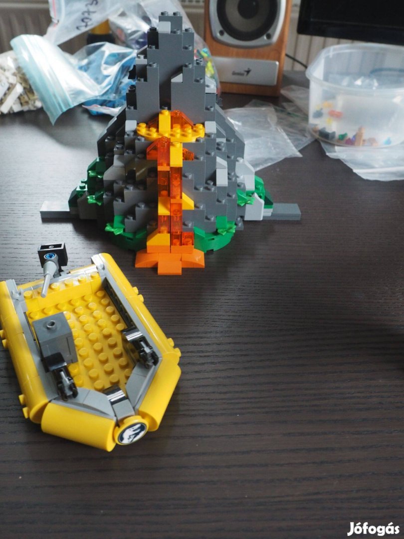 75938 LEGO Jurassic World - T. rex és Dino-Mech csatája