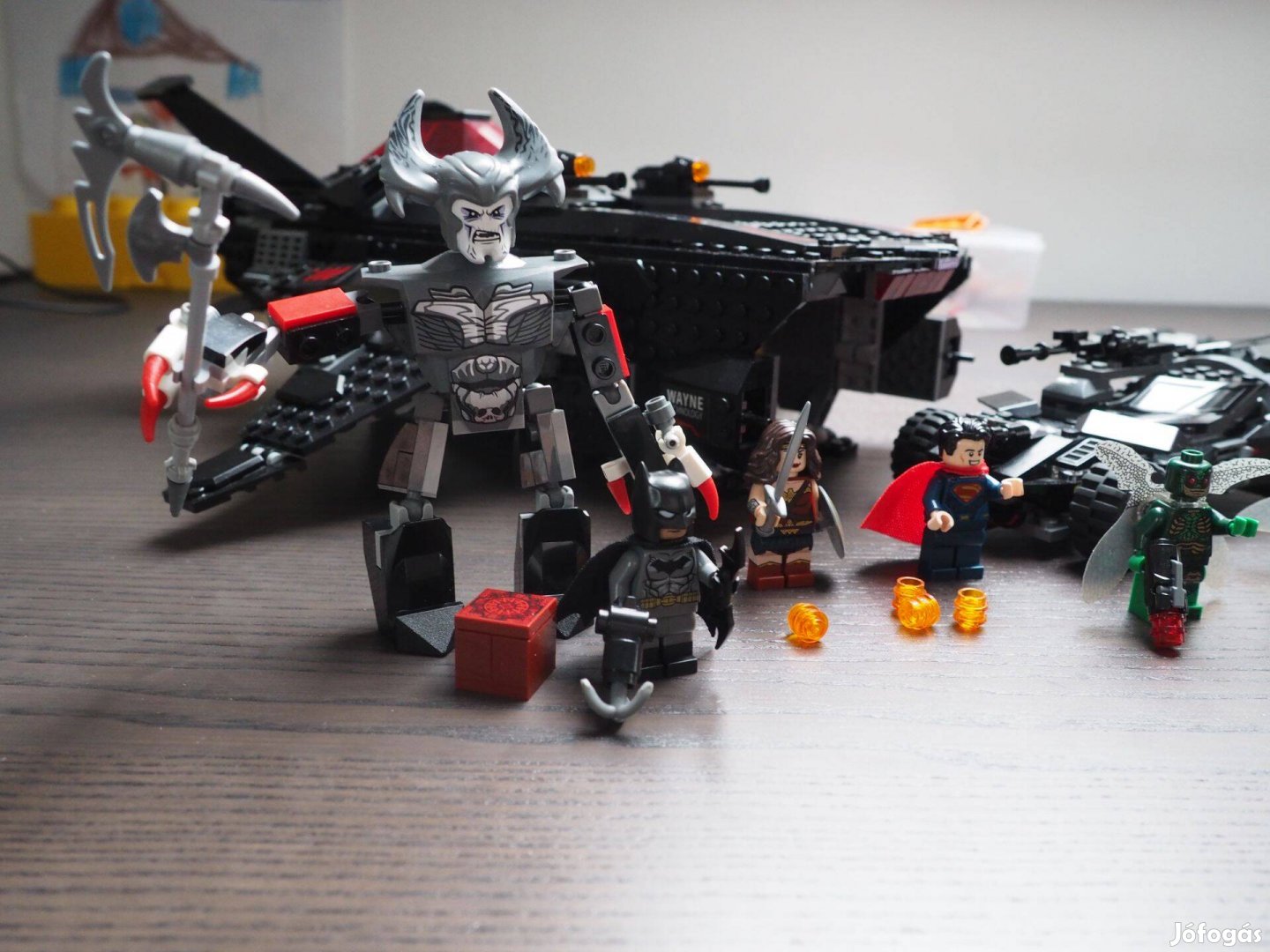 76087 LEGO Super Heroes - Repülő róka: Batmobil légitámadás
