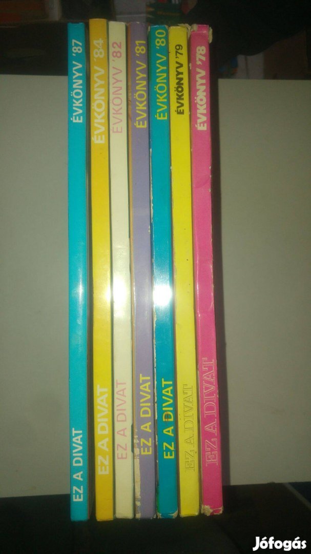 7 db Ez a divat Évkönyv ('78- '82, '84 és '87)