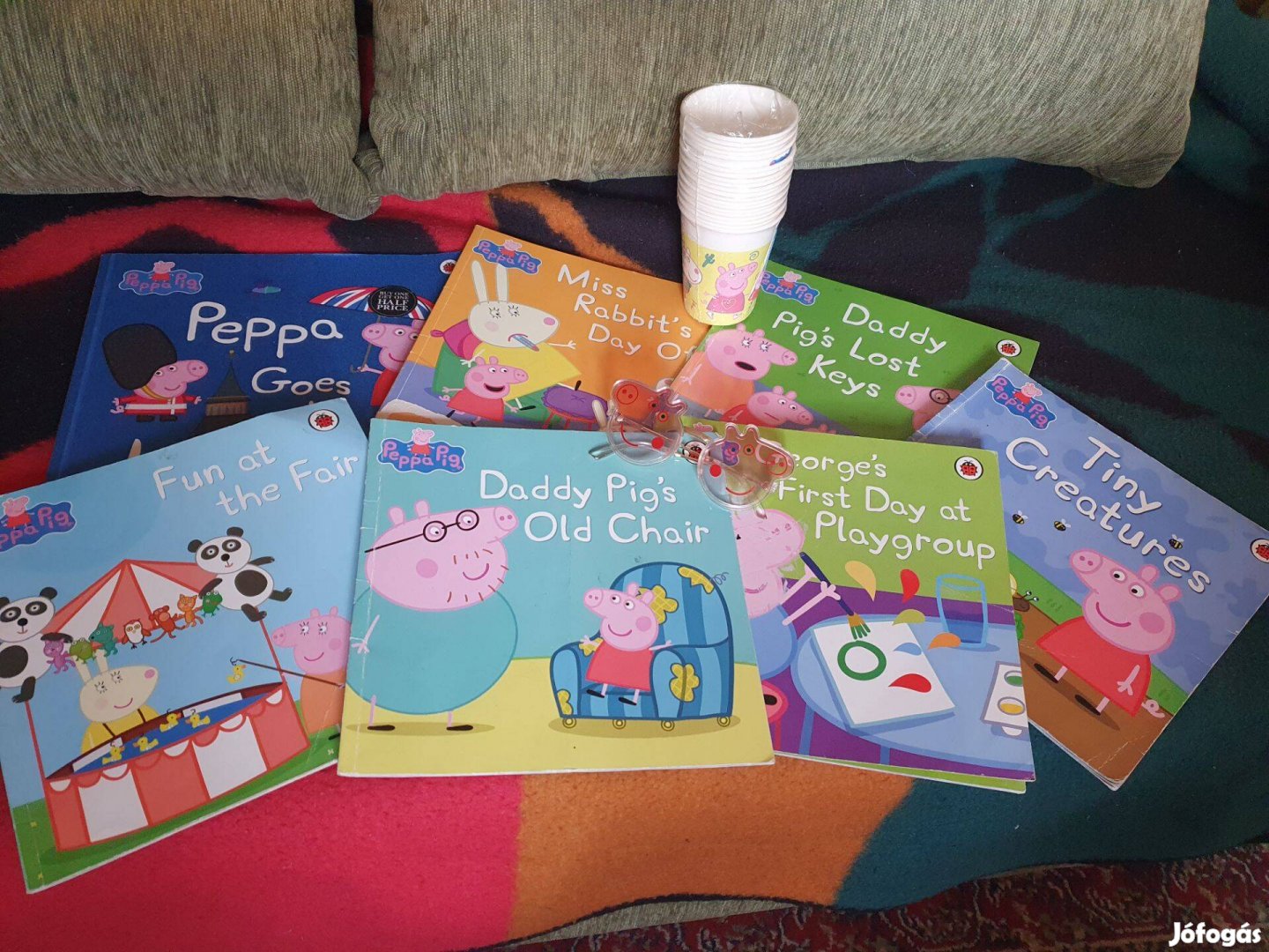 7 db Peppa Pig mesekönyv - Peppa Goes to London, napszemüveg, pohár