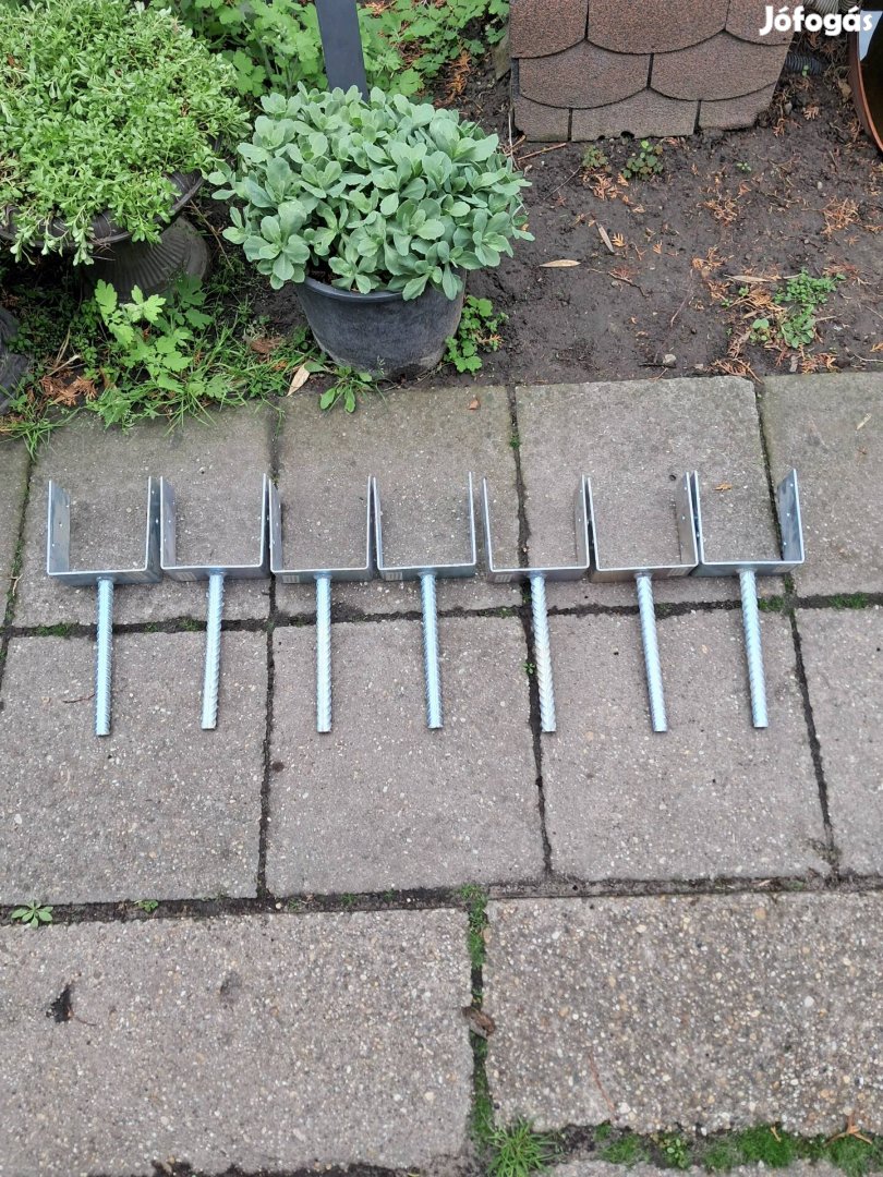 7 db betonozhato oszloptarto,