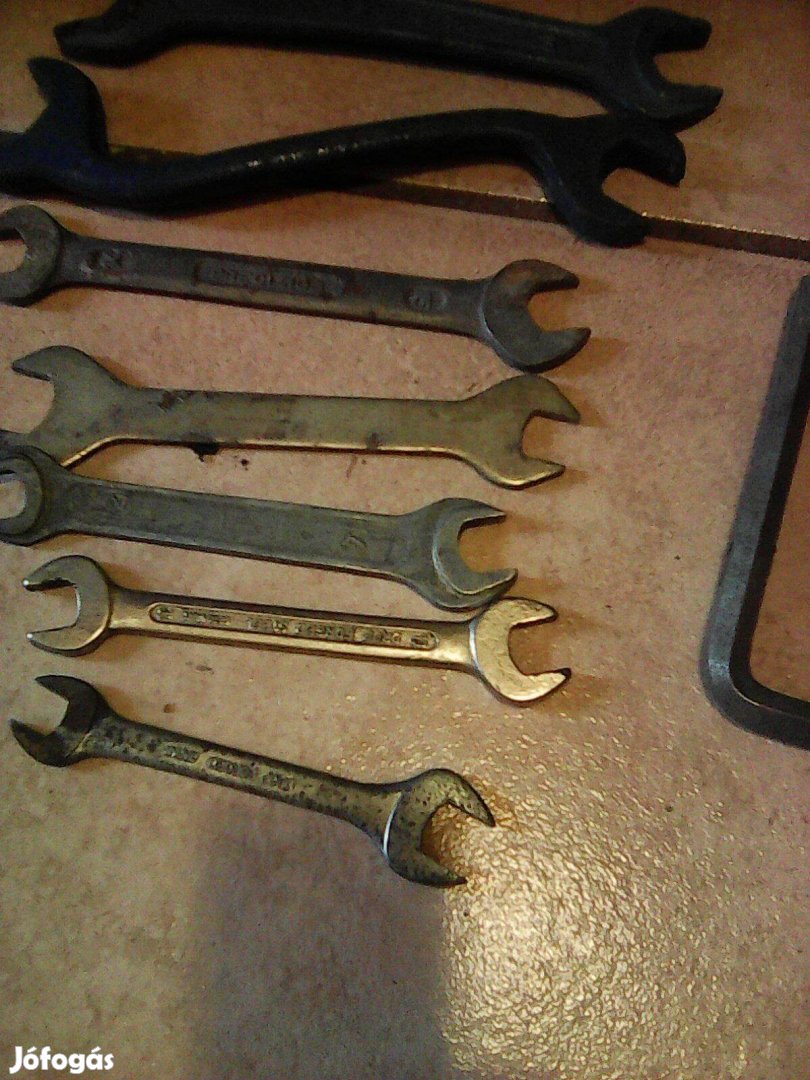 7 db különböző méretű villáskulcsok