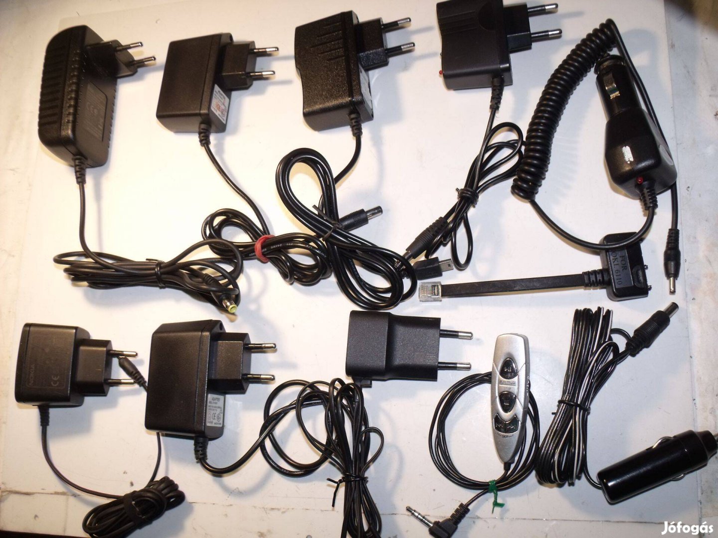 7 db tápegység, adapter és 3db szivargyújtós töltő.