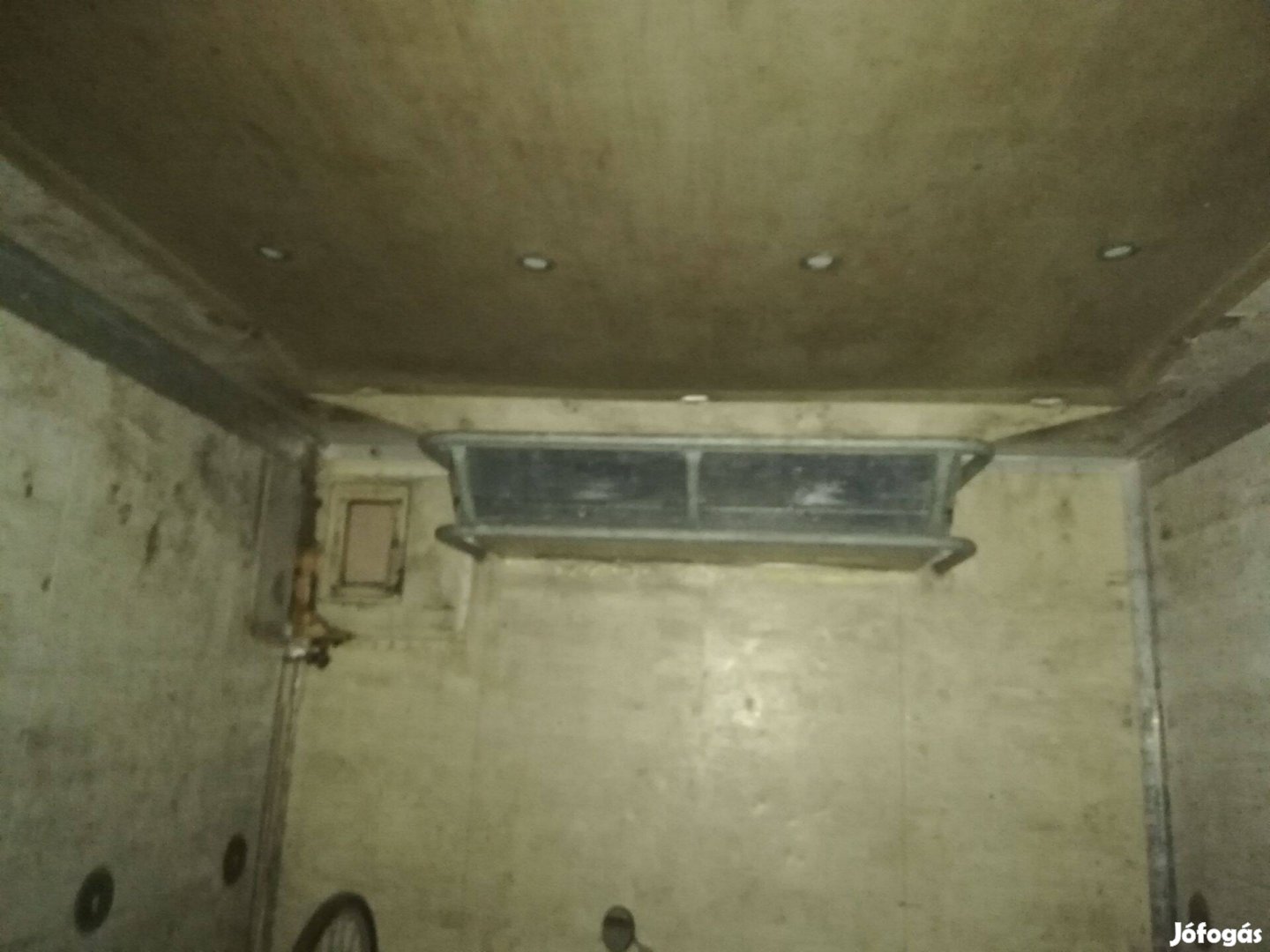 7m x 2,5m-es hűtős felépítmény