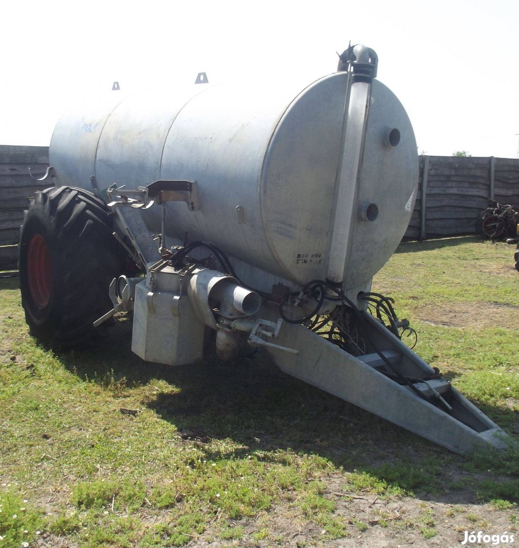 8000 literes lajt kijuttató kerettel, horganyzott alváz és