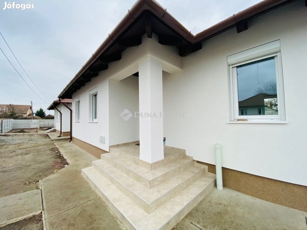 81 nm-es ház eladó Monor