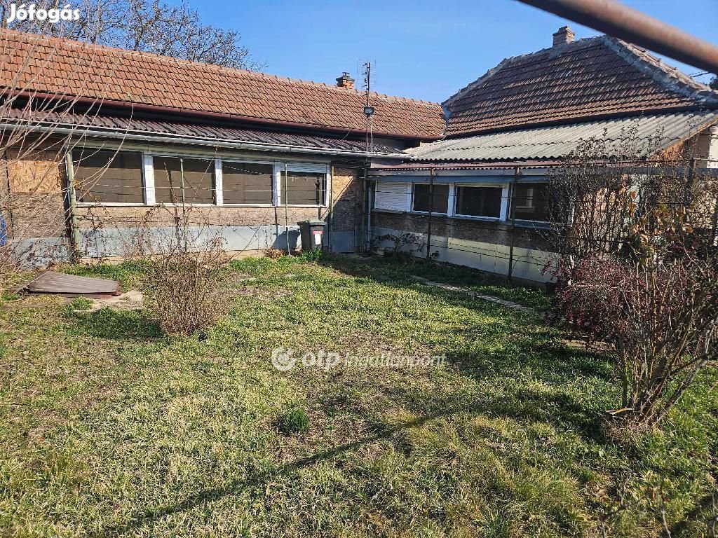 82 nm-es ház eladó Szolnok