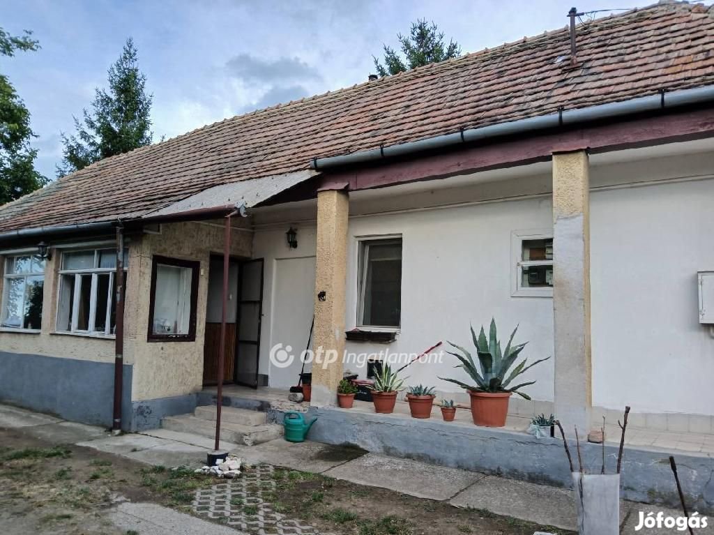 87 nm-es ház eladó Apc