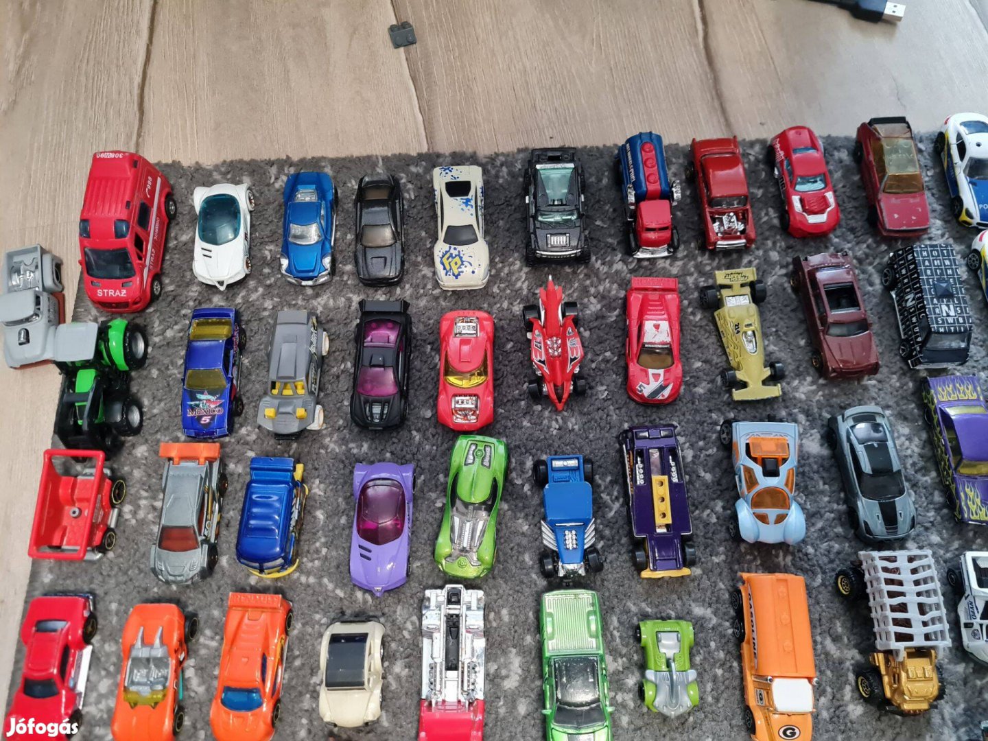 88 db kisautó hot wheel ,Matchbox ,Bburago egyben eladó !