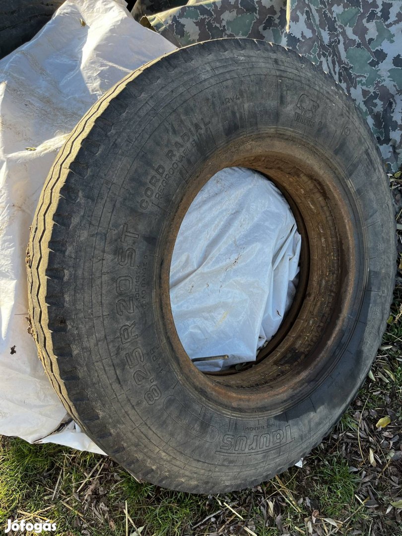 8.25-20 pótkocsi gumik eladóak