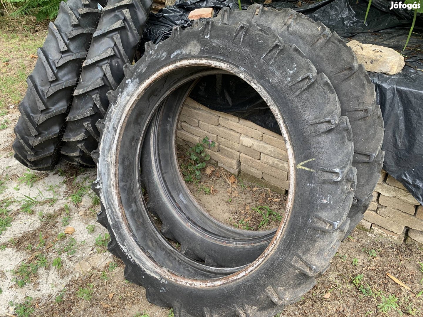 8-32 AS traktor gumiabroncs eladó