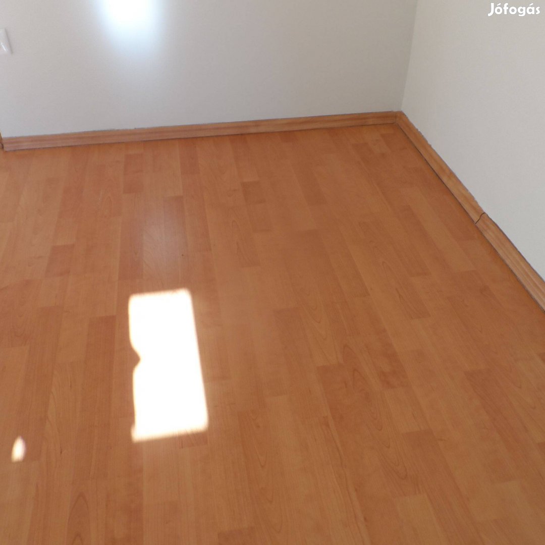 8,5m2 bontott laminált padló bükk színű 8mm-es