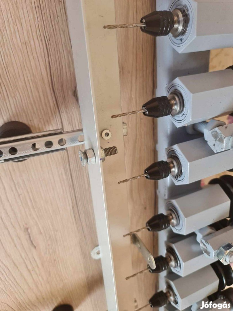8-as új keretfúró asztalra szerelve