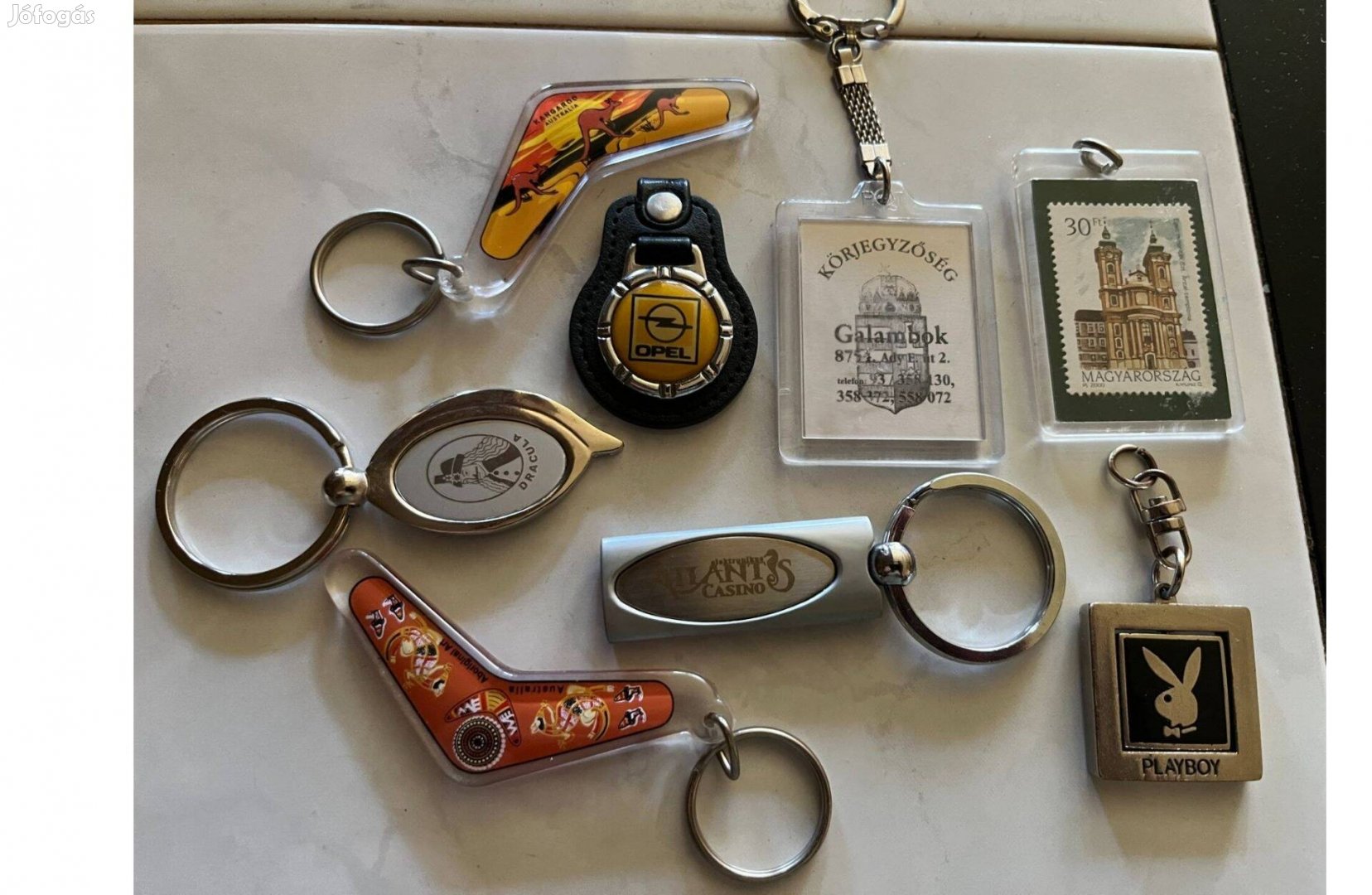 8 darab többféle kulcstartó a világ több tájáról