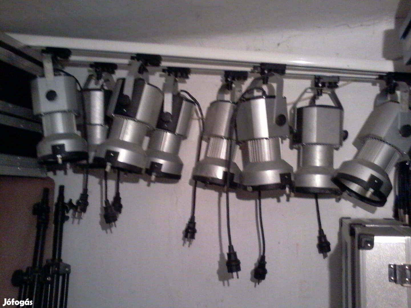 8db Licht Design pro 3020 HIT 150 reflektor sínre szerelve